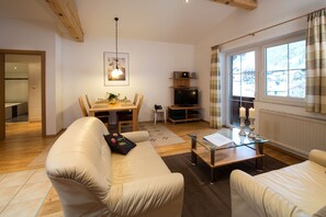 Apartemen Superior, 2 kamar tidur | Area keluarga | TV layar datar, pemutar DVD, meja tenis meja, dan mainan