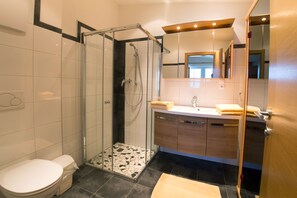 Bồn tắm và buồng tắm vòi sen riêng, máy sấy tóc, khăn tắm