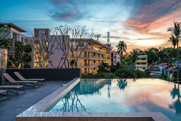 2 outdoor pools