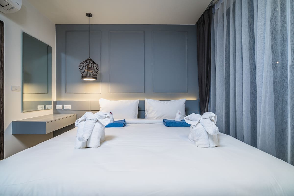 1 bedroom, down duvets, in-room safe, blackout curtains
