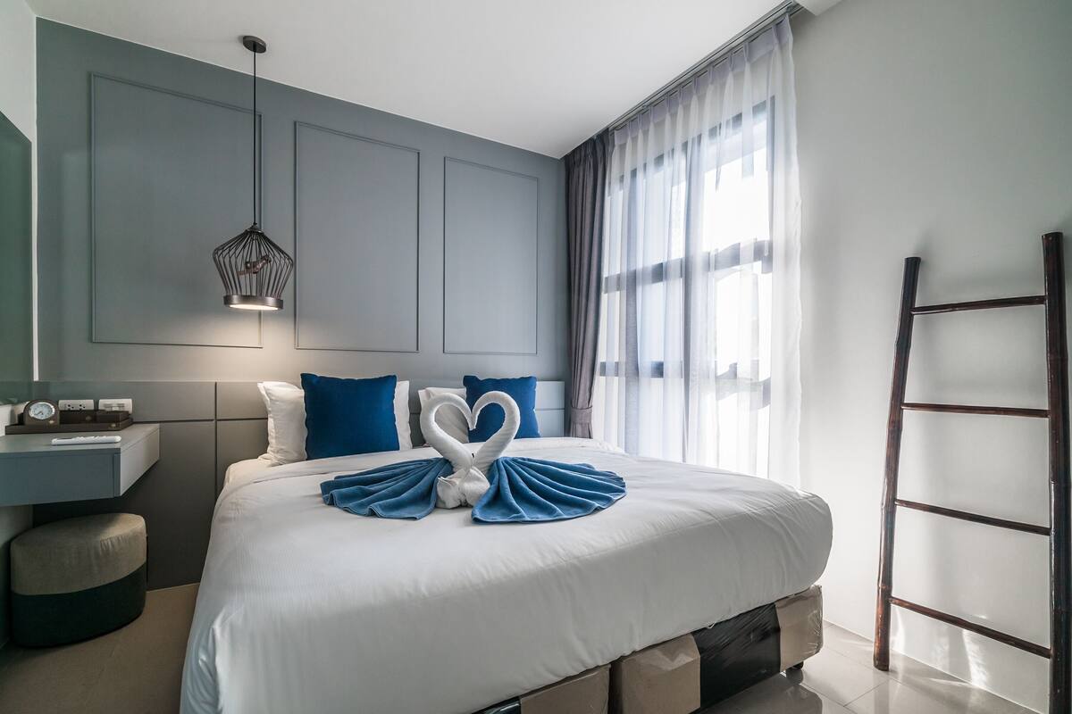 1 bedroom, down duvets, in-room safe, blackout curtains