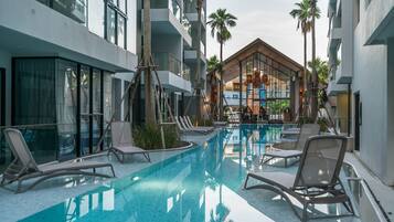 2 kolam renang terbuka