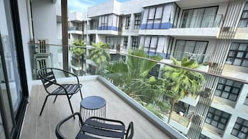 Deluxe Apartment, 1 Bedroom, Pool View | Balkoni