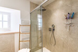 Double Room (Amatchi) | Bathroom | Shower, free toiletries, hair dryer, towels - Aita Baita (Ciboure)