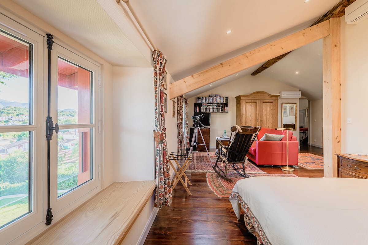 1 habitación, cortinas blackout, wifi gratis y ropa de cama