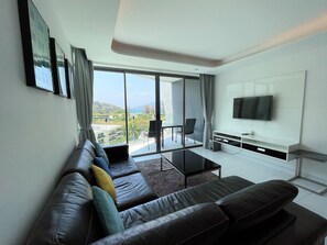 Appartement Deluxe, 1 très grand lit et 1 canapé-lit, vue océan | Coin séjour | Télévision LCD de 42 pouces avec chaînes par câble, télévision