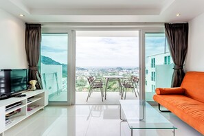 1 Bedroom Condo | Nappalirész | Síkképernyős tévé