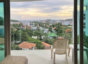 1 Bedroom Condo | 1 phòng ngủ, két bảo mật tại phòng, bàn ủi/dụng cụ ủi quần áo 
