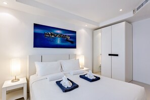 1 Bedroom Condo | 1 hálószoba, széf a szobában, vasaló/vasalódeszka és ingyenes wifi