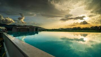 2 kolam renang terbuka, payung kolam, kerusi lepak pantai