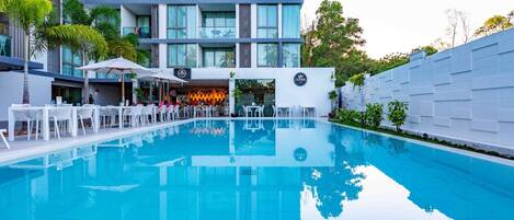 2 piscines extérieures, parasols de plage, chaises longues