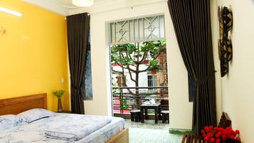 Quarto casal, sacada | Escrivaninha, ferros/tábuas de passar roupa, Wi-Fi de cortesia