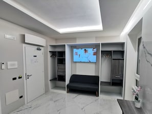 Deluxe dubbelrum eller tvåbäddsrum | Minibar, värdeförvaringsskåp på rummet och skrivbord
