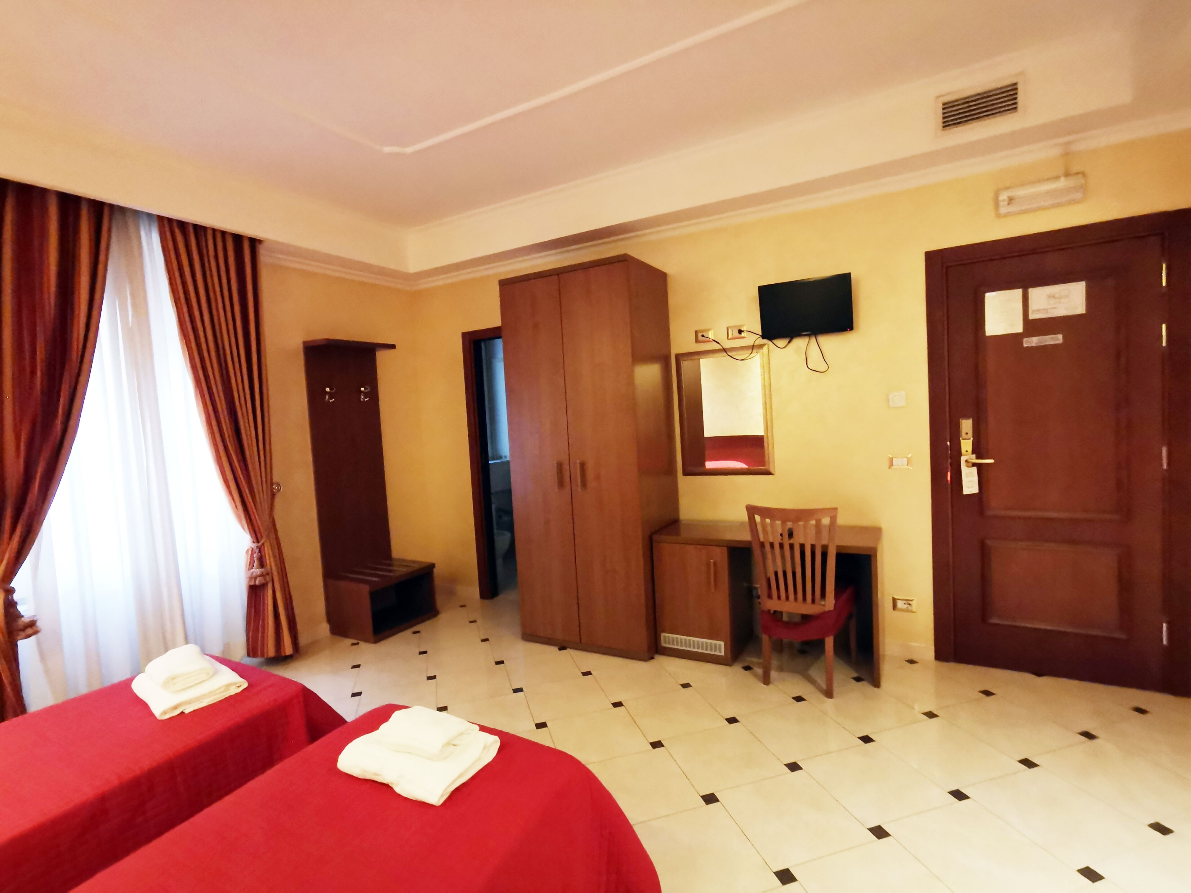 triple room | 1 bedroom, minibar, in-room safe, desk