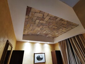 Chambre Simple | Minibar, coffres-forts dans les chambres, bureau, rideaux occultants