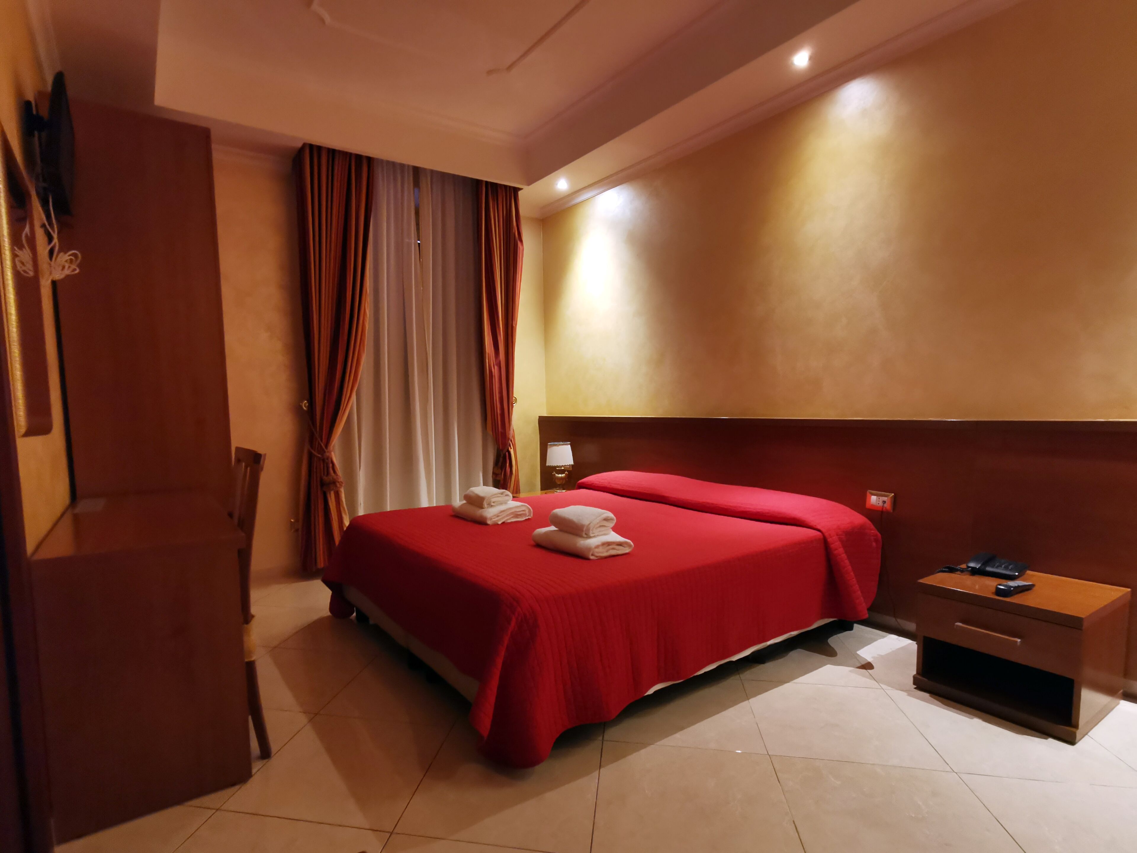 double or twin room | 1 bedroom, minibar, in-room safe, desk