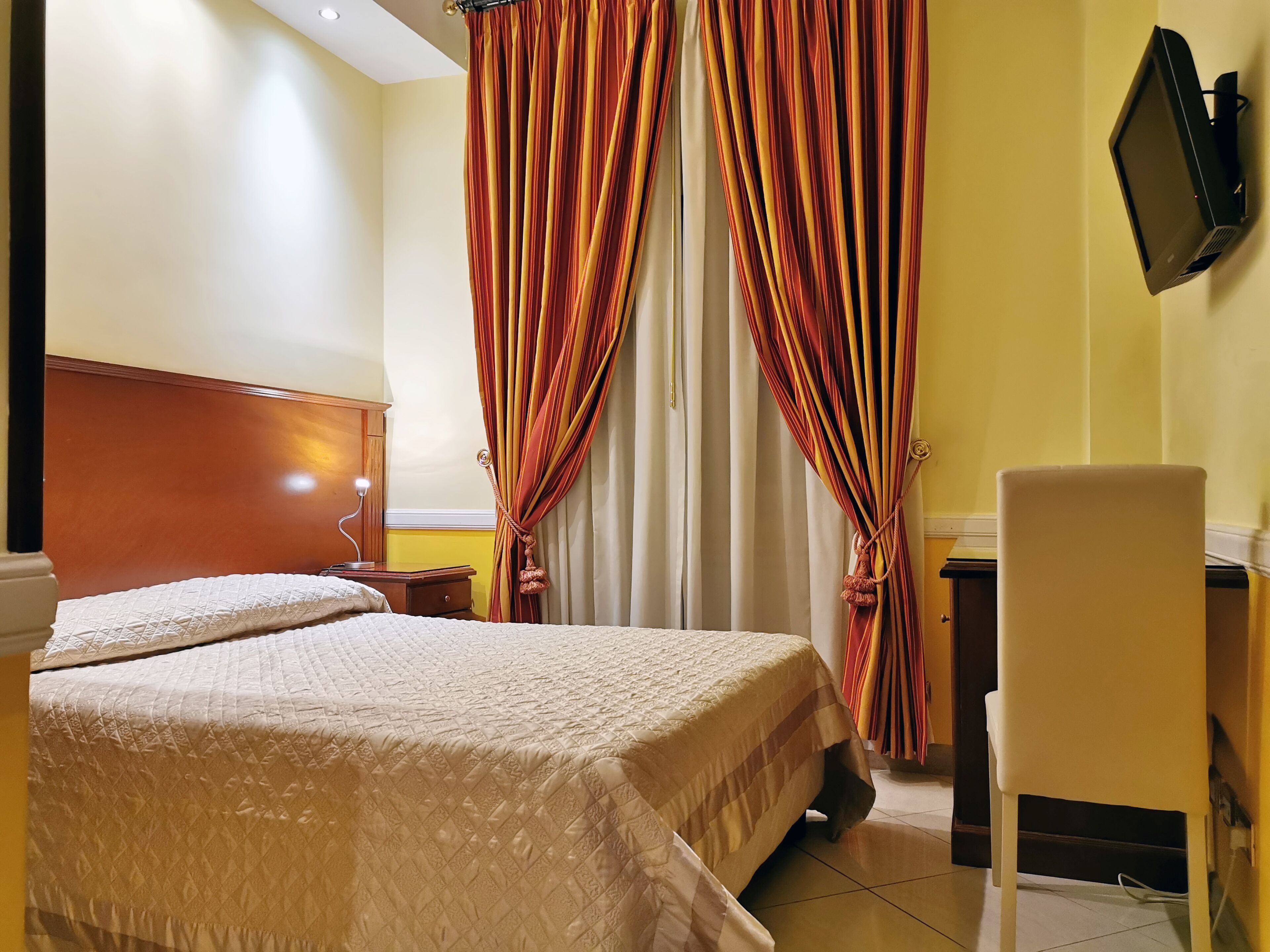 single room | 1 bedroom, minibar, in-room safe, desk