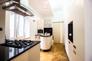 Departamento superior | Cocina privada | Refrigerador, microondas, horno y parrilla de estufa 