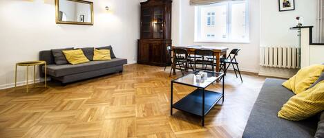 Una sala moderna con sofá, mesa de centro y mesa de comedor.