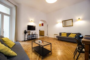 Superior-Apartment | Wohnzimmer | Flachbildfernseher