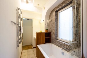 Superior Apartment | Bathroom | Combined shower/bathtub, free toiletries, hair dryer, towels - Kopernika Srodmiescie Apartment (Warsaw)