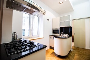 Superior Apartment | Private kitchen | Fridge, microwave, oven, stovetop - Kopernika Srodmiescie Apartment (Warsaw)