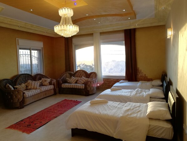 Habitación familiar, vista a la montaña | Ropa de cama de alta calidad, edredón, insonorización y wifi gratis