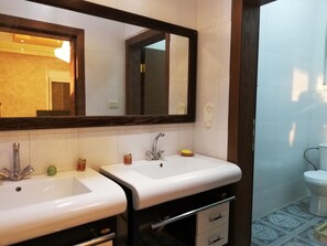 Habitación familiar, vista a la montaña | Baño | Tina con regadera, bidet, toallas, jabón