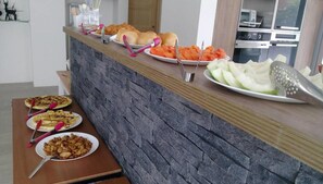 Desayuno con opciones de la cocina local incluido todos los días