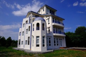 Front of property - Meihua Lake Corner B&B (Dongshan)