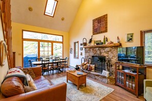 Televisión, chimenea, reproductor de DVD, futbolito