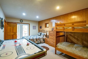 4 bedrooms, travel cot, WiFi, bed sheets - A Family Place - 16 Steep Slope Run<br><br>A Family Place - Spacious Home, Outdoor Hot Tub, Pet Friendly (Davis)