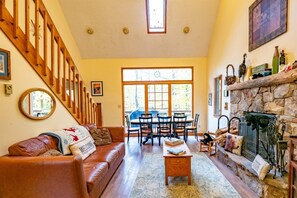 Fernseher, Kamin, DVD-Player, Tischfußball