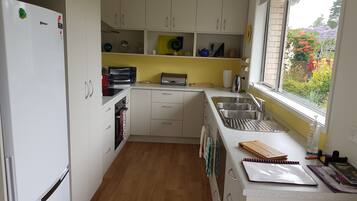 Een koelkast, een magnetron, een oven, een kookplaat