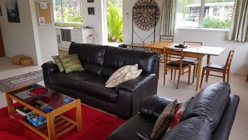 Een televisie, een dvd-speler en een stereo