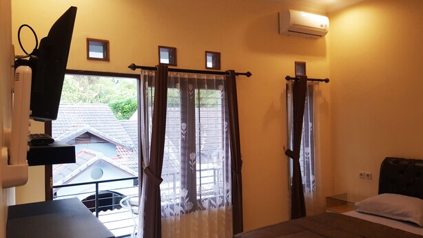 Family Room, Multiple Bedrooms, City View | Living room | 32-inch flat-screen TV with digital channels, TV - Jivva's 15 Summerhouse (Sleman)