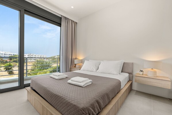 2 bedrooms, in-room safe, desk, iron/ironing board