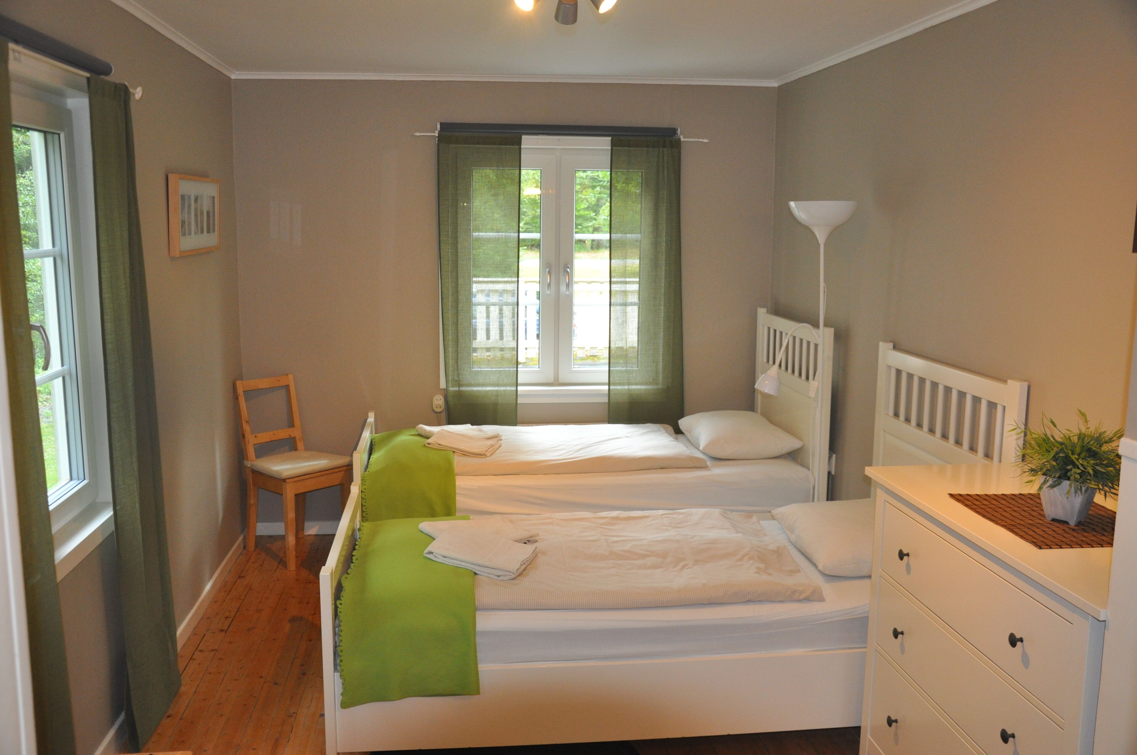 standard twin room | individually decorated, individually furnished, desk, laptop workspace