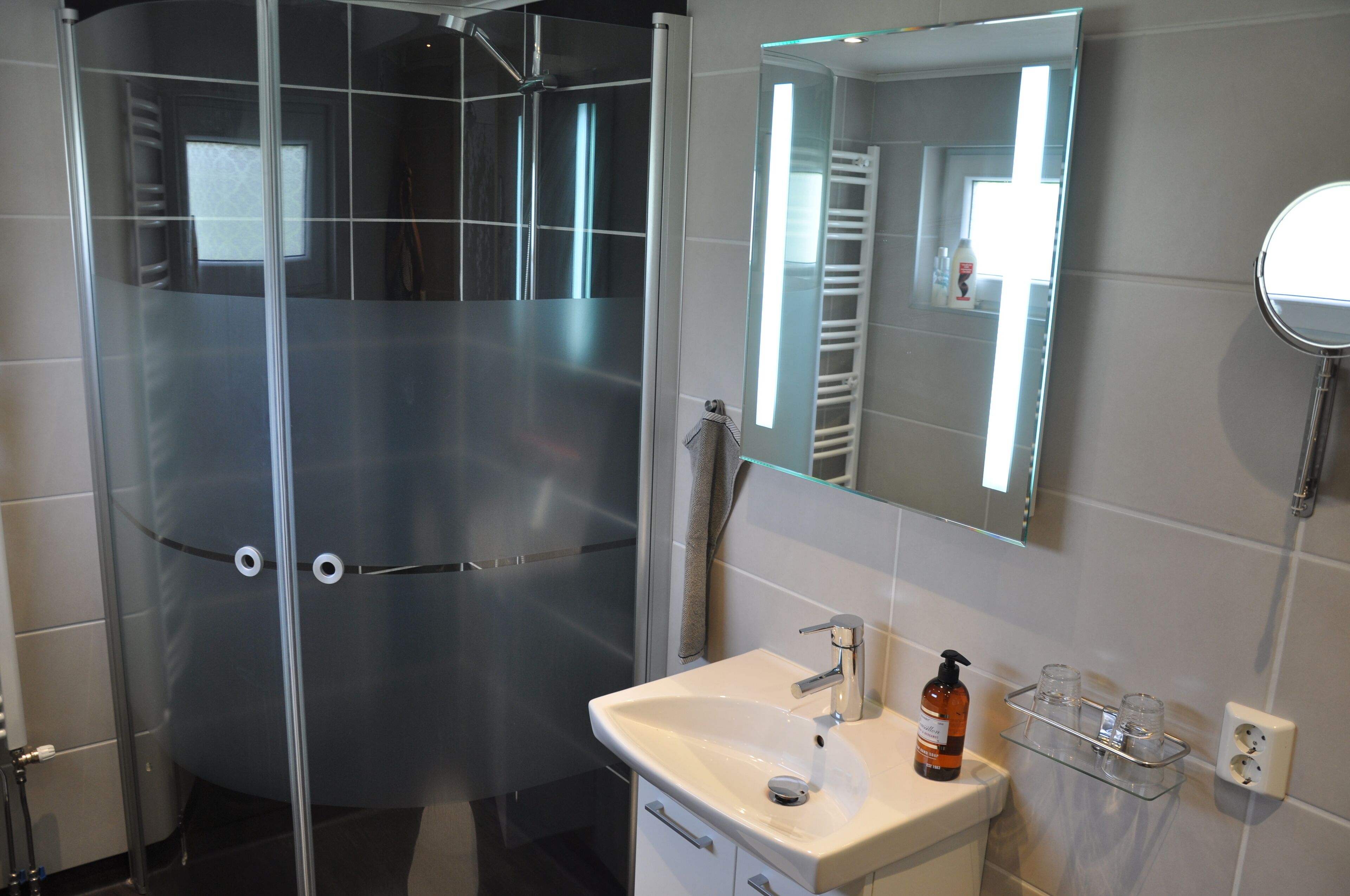 Deluxe-Studio | Badezimmer | Dusche, Regendusche, kostenlose Toilettenartikel, Haartrockner