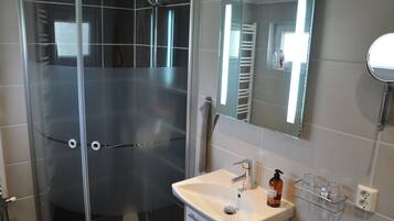 Deluxe-Studio | Badezimmer | Dusche, Regendusche, kostenlose Toilettenartikel, Haartrockner