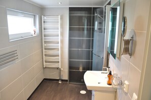 Deluxe Studio | Bathroom | Shower, rainfall showerhead, free toiletries, hair dryer