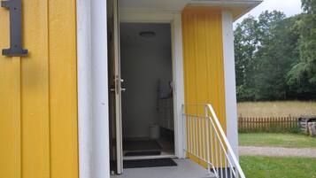 Un edificio amarillo con una puerta blanca y un cartel con el número 1.