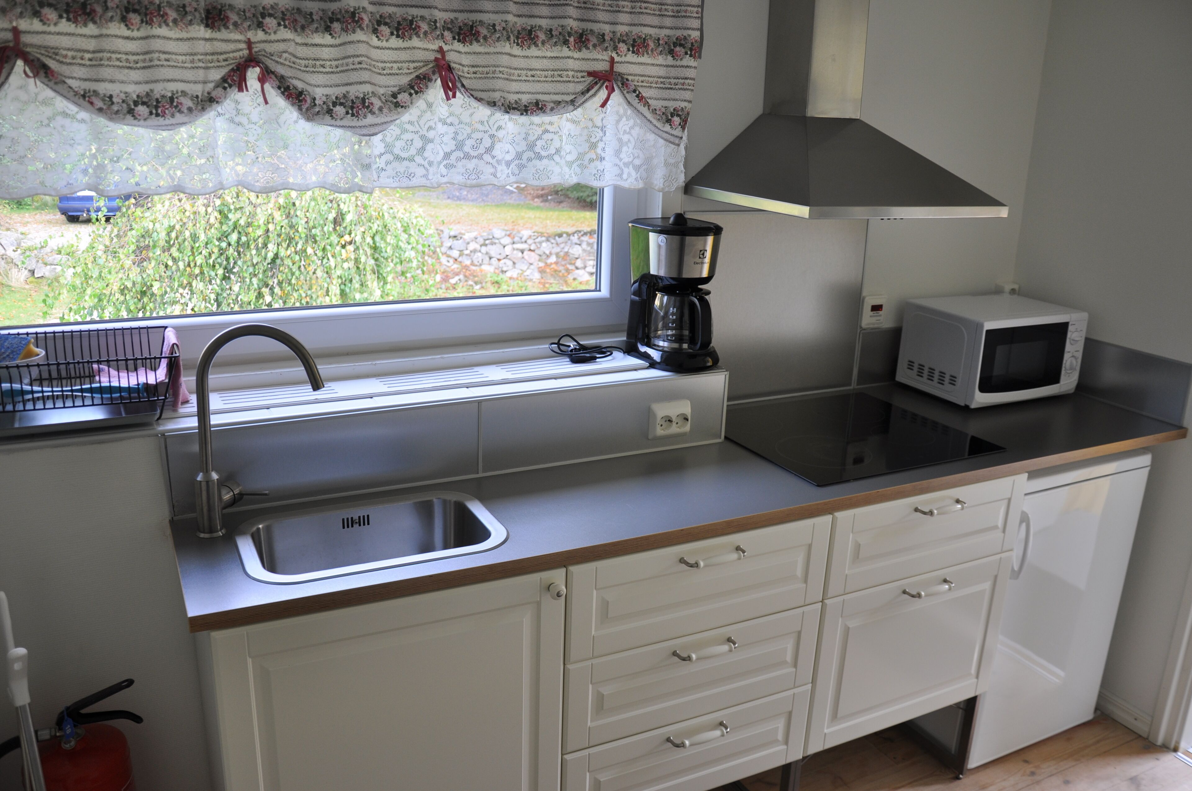 deluxe studio | private kitchen | fridge, microwave, stovetop, cookware/dishes/utensils