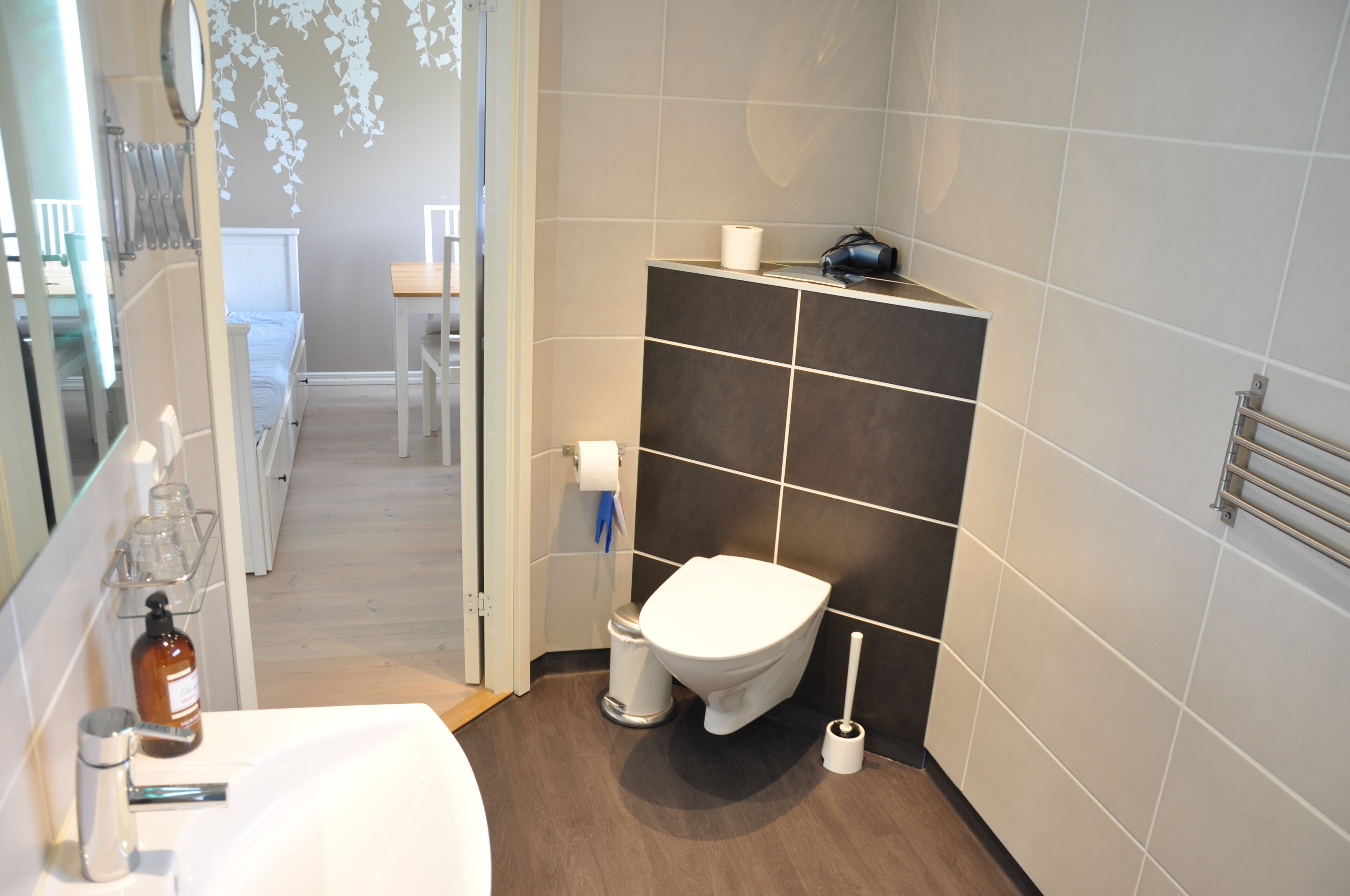 deluxe studio | bathroom | shower, rainfall showerhead, free toiletries, hair dryer