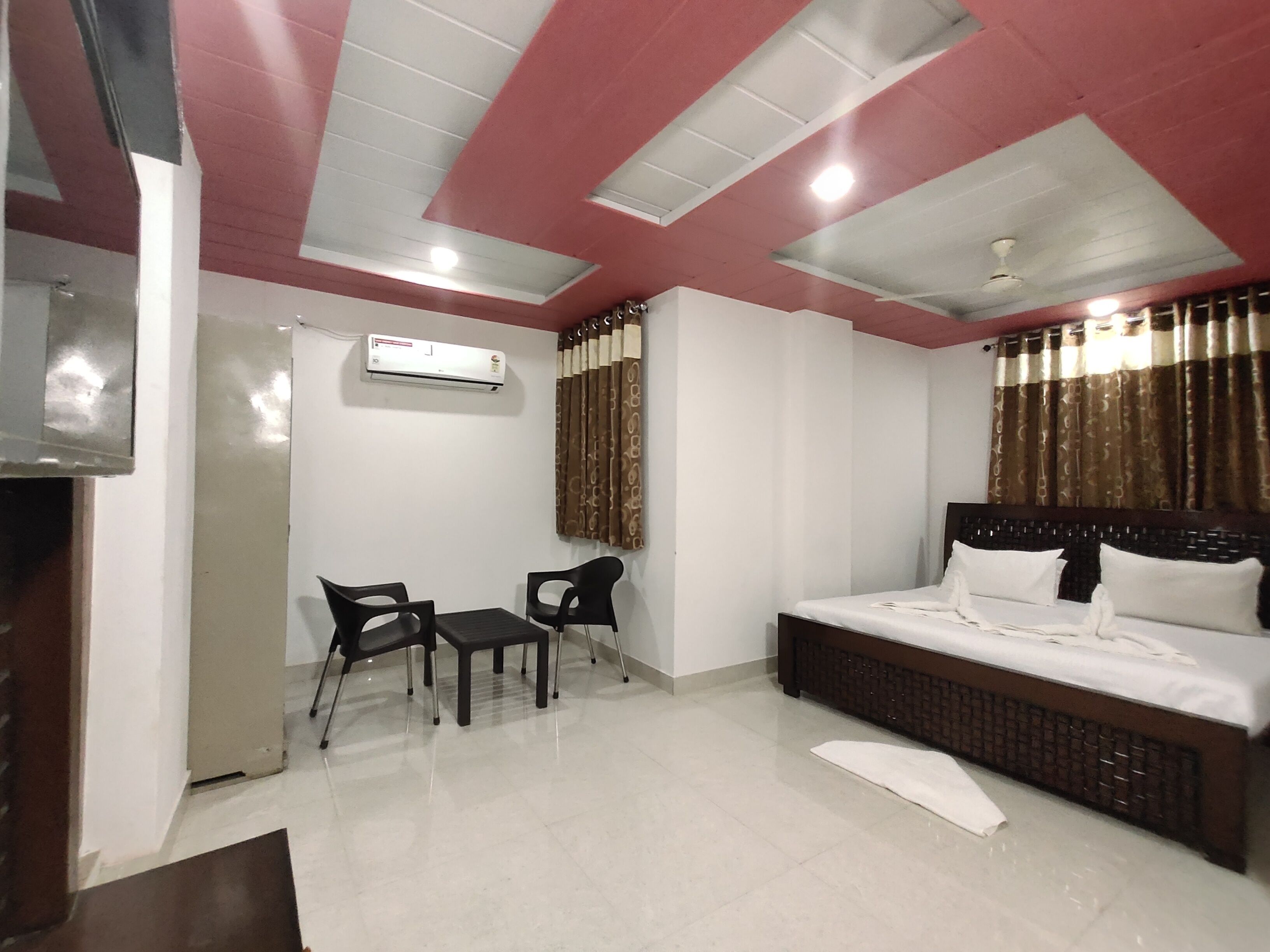 Quarto luxo | Roupas de cama premium, cofres nos quartos, escrivaninha