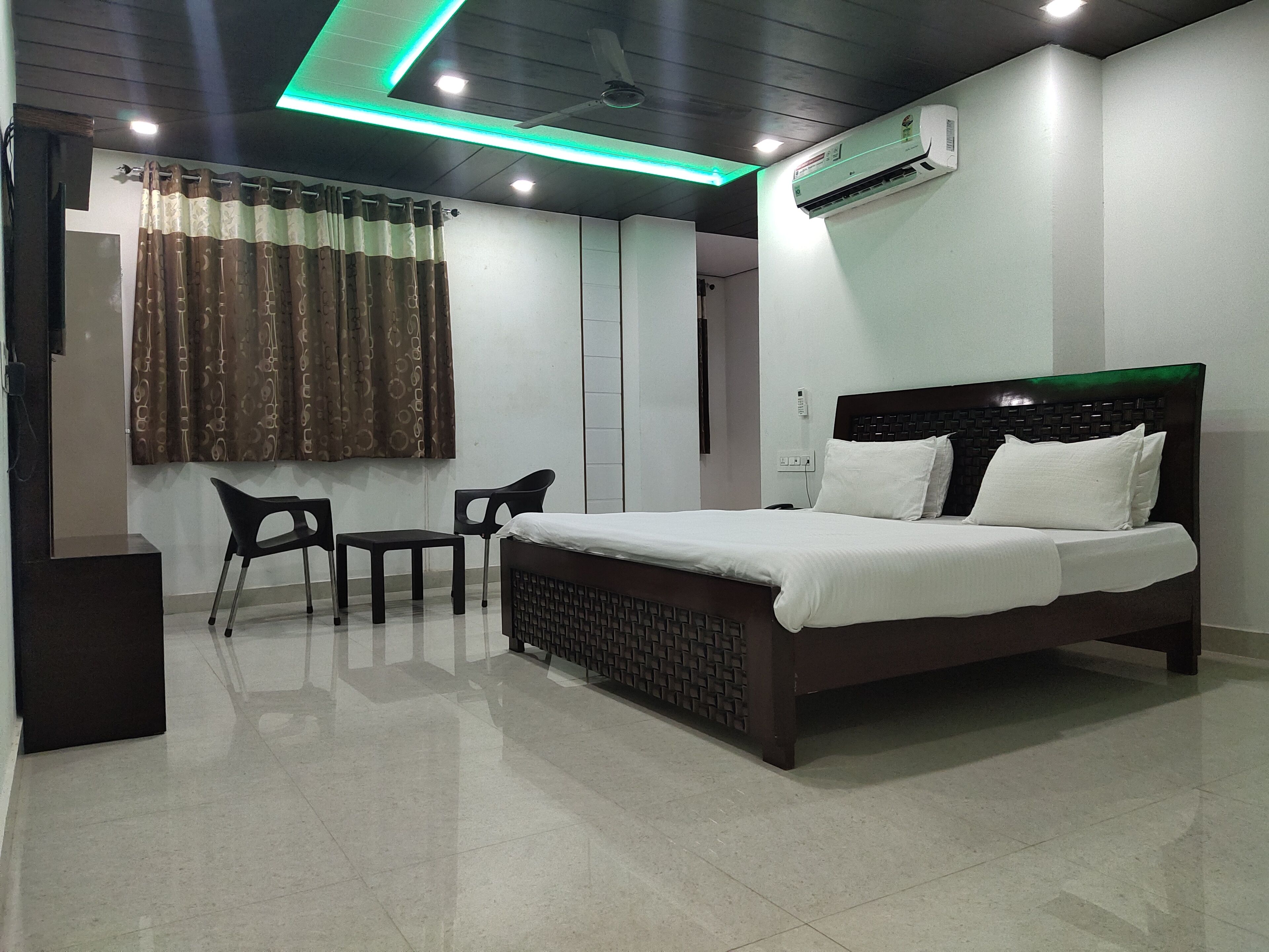 Quarto luxo | Roupas de cama premium, cofres nos quartos, escrivaninha