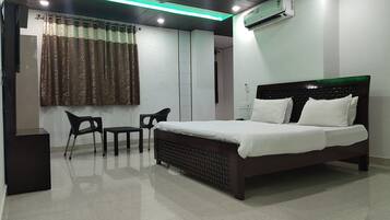 Quarto luxo | Roupas de cama premium, cofres nos quartos, escrivaninha