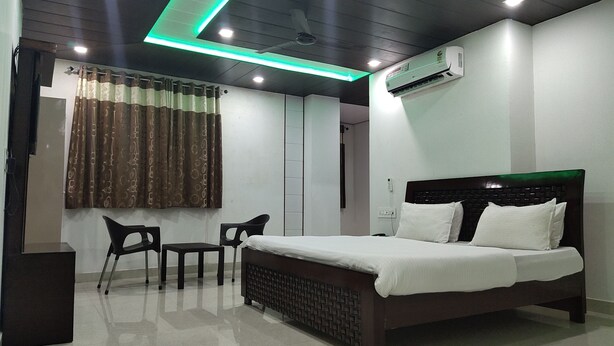 ห้องดีลักซ์ | เครื่องนอนระดับพรีเมียม, ตู้นิรภัยในห้องพัก, โต๊ะทำงาน