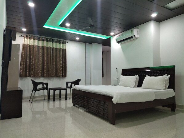 Deluxe Room | Premium bedding, in-room safe, individually decorated