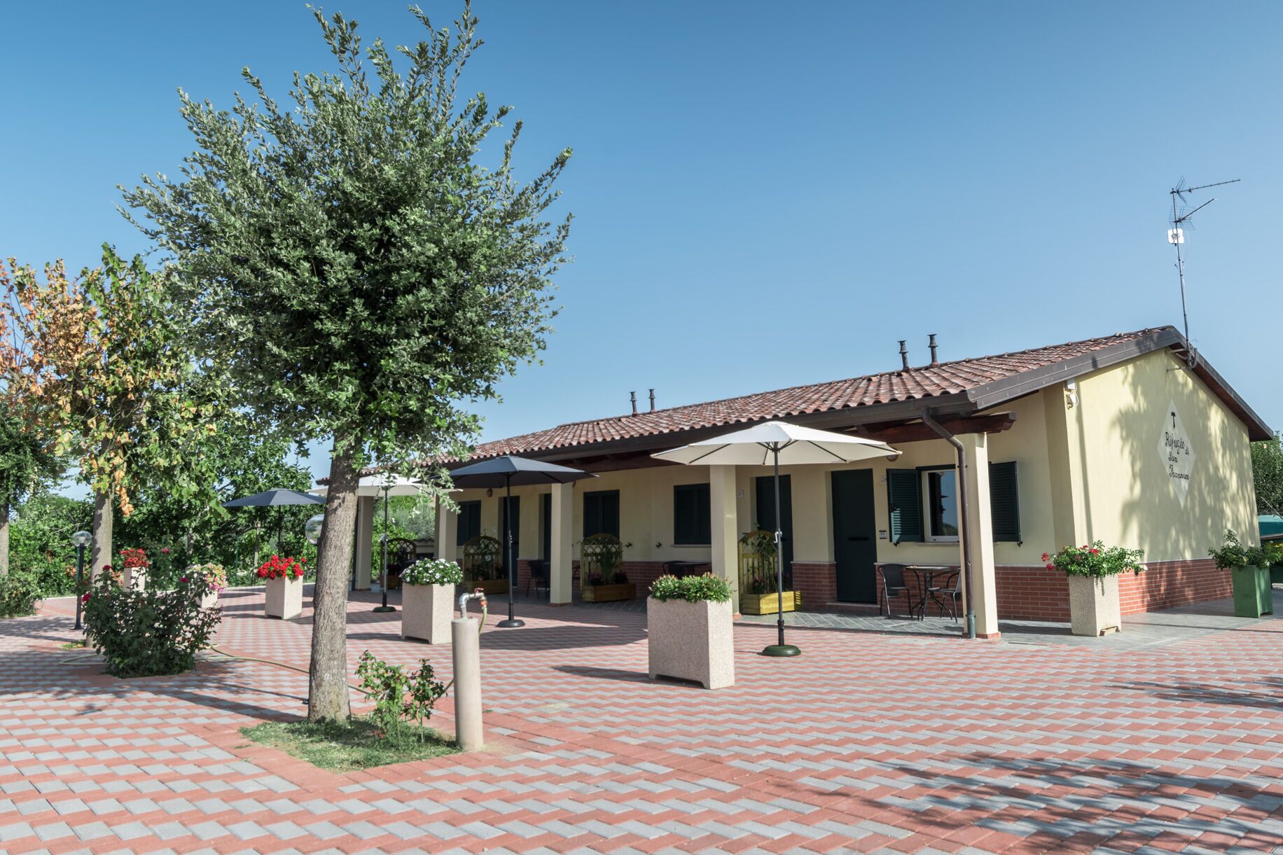 Apartment with private kitchen and parking near the communal pool